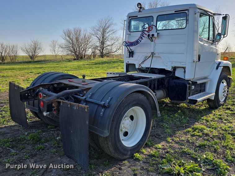 image for item DT6785 2000 Freightliner FL70 semi truck