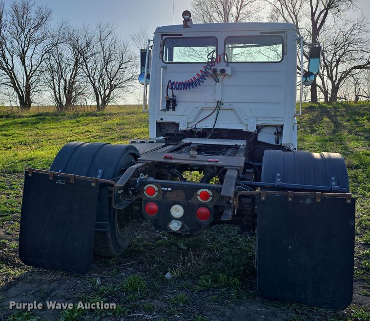 image for item DT6785 2000 Freightliner FL70 semi truck