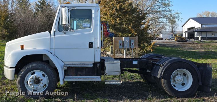 image for item DT6785 2000 Freightliner FL70 semi truck