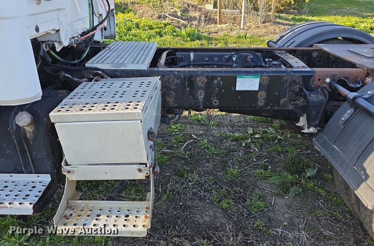 image for item DT6785 2000 Freightliner FL70 semi truck