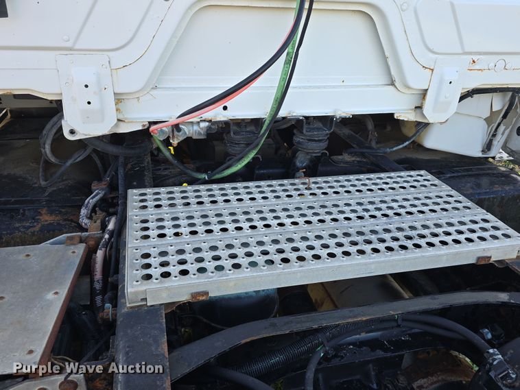 image for item DT6785 2000 Freightliner FL70 semi truck