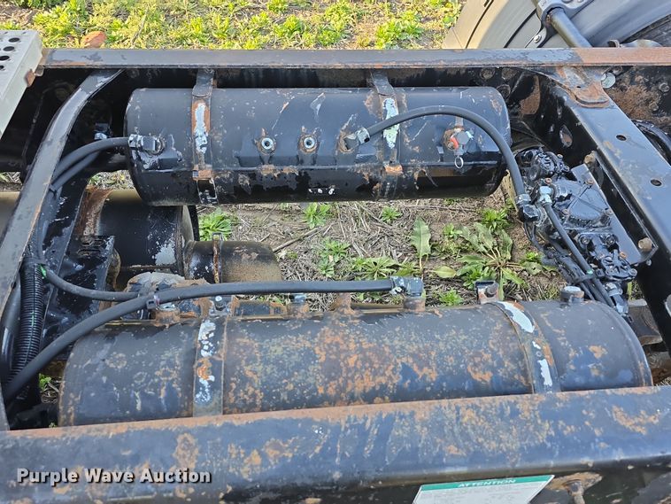 image for item DT6785 2000 Freightliner FL70 semi truck