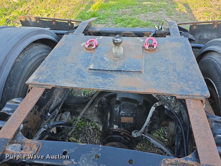 image for item DT6785 2000 Freightliner FL70 semi truck