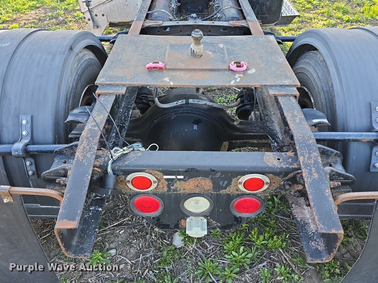 image for item DT6785 2000 Freightliner FL70 semi truck