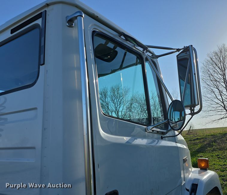 image for item DT6785 2000 Freightliner FL70 semi truck