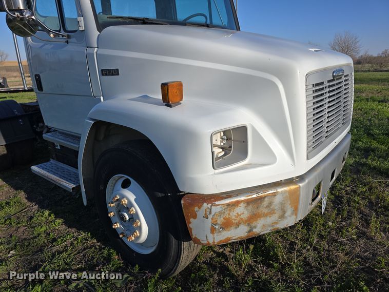 image for item DT6785 2000 Freightliner FL70 semi truck