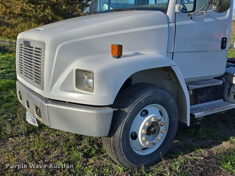 image for item DT6785 2000 Freightliner FL70 semi truck
