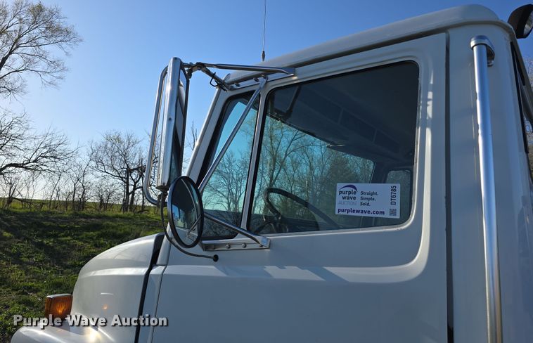 image for item DT6785 2000 Freightliner FL70 semi truck