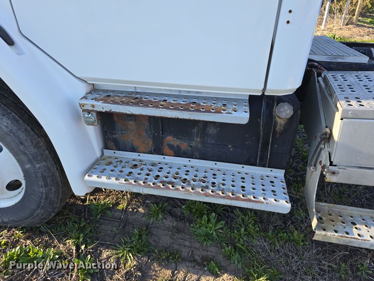 image for item DT6785 2000 Freightliner FL70 semi truck