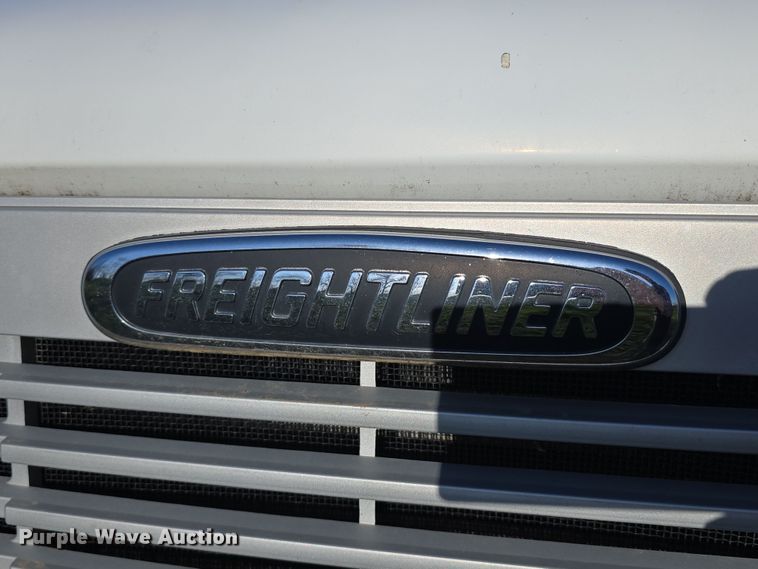 image for item DT6785 2000 Freightliner FL70 semi truck