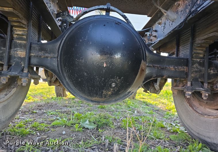 image for item DT6785 2000 Freightliner FL70 semi truck