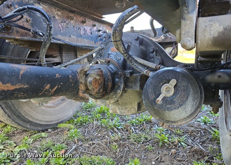 image for item DT6785 2000 Freightliner FL70 semi truck