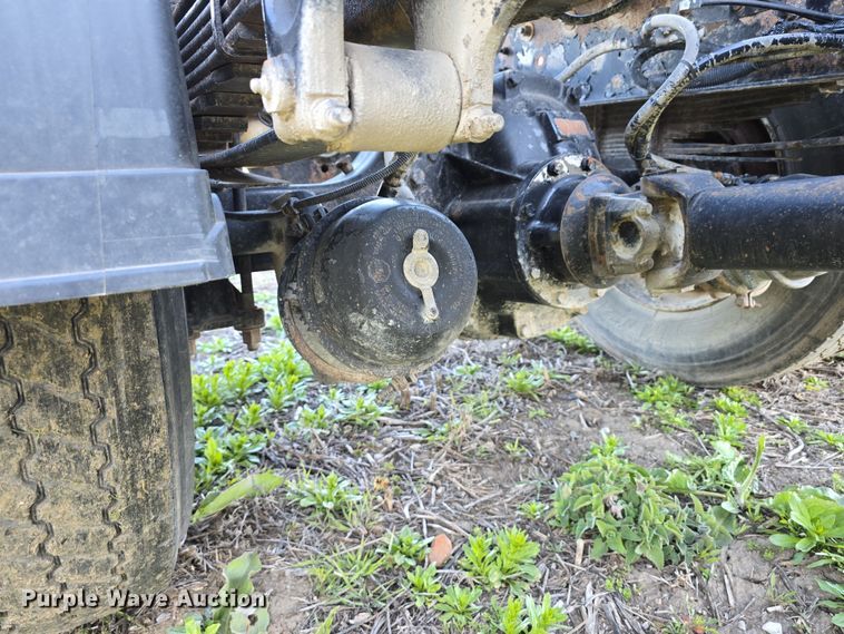 image for item DT6785 2000 Freightliner FL70 semi truck