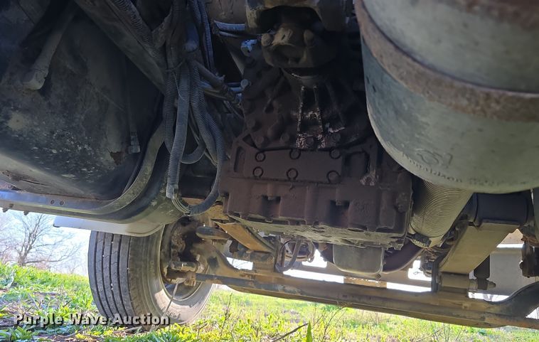 image for item DT6785 2000 Freightliner FL70 semi truck