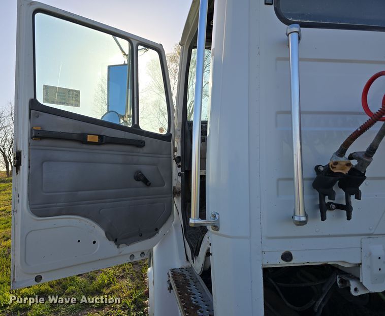 image for item DT6785 2000 Freightliner FL70 semi truck