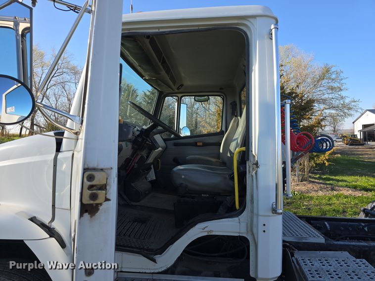 image for item DT6785 2000 Freightliner FL70 semi truck