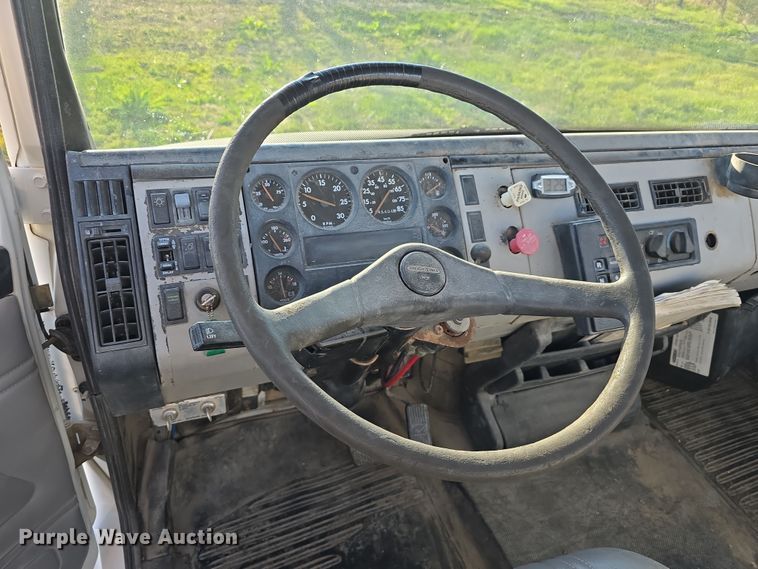 image for item DT6785 2000 Freightliner FL70 semi truck