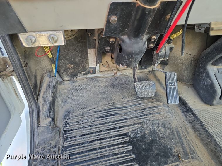 image for item DT6785 2000 Freightliner FL70 semi truck