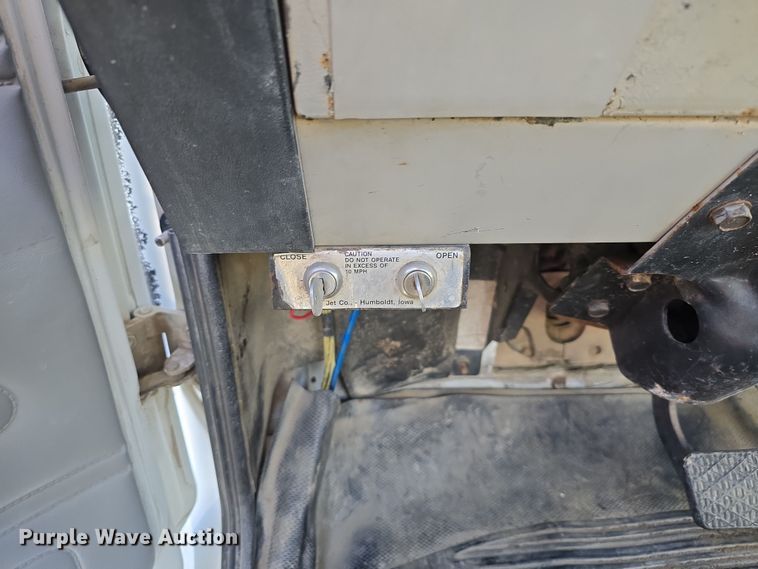 image for item DT6785 2000 Freightliner FL70 semi truck