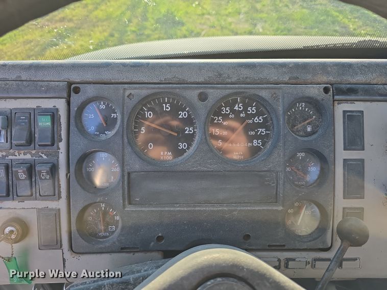 image for item DT6785 2000 Freightliner FL70 semi truck