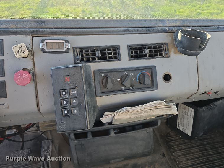 image for item DT6785 2000 Freightliner FL70 semi truck