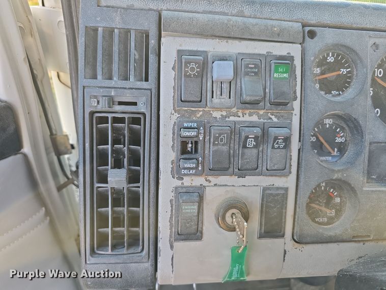 image for item DT6785 2000 Freightliner FL70 semi truck