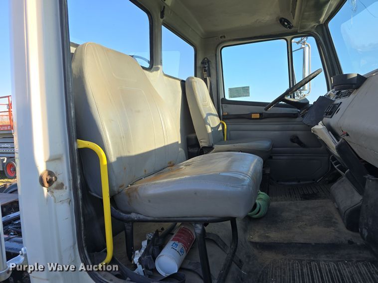 image for item DT6785 2000 Freightliner FL70 semi truck