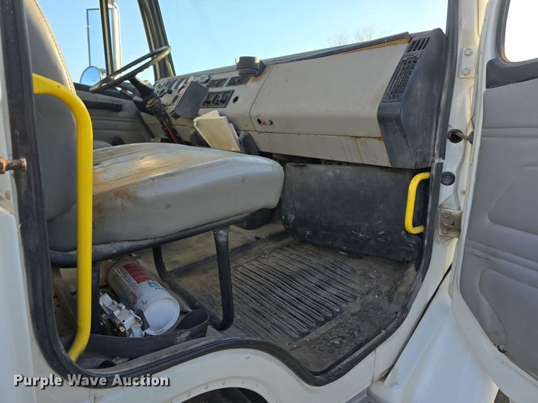 image for item DT6785 2000 Freightliner FL70 semi truck