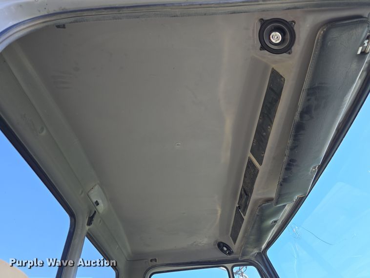 image for item DT6785 2000 Freightliner FL70 semi truck