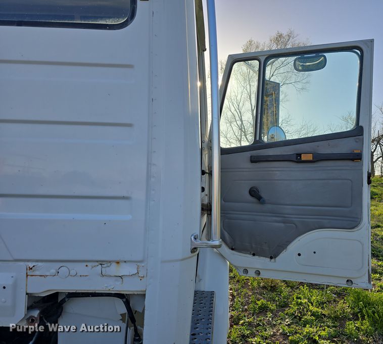 image for item DT6785 2000 Freightliner FL70 semi truck