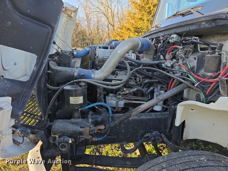 image for item DT6785 2000 Freightliner FL70 semi truck