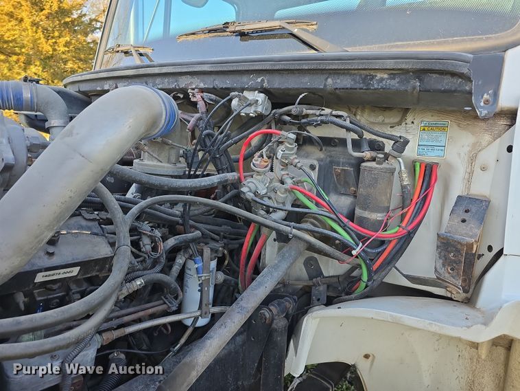 image for item DT6785 2000 Freightliner FL70 semi truck