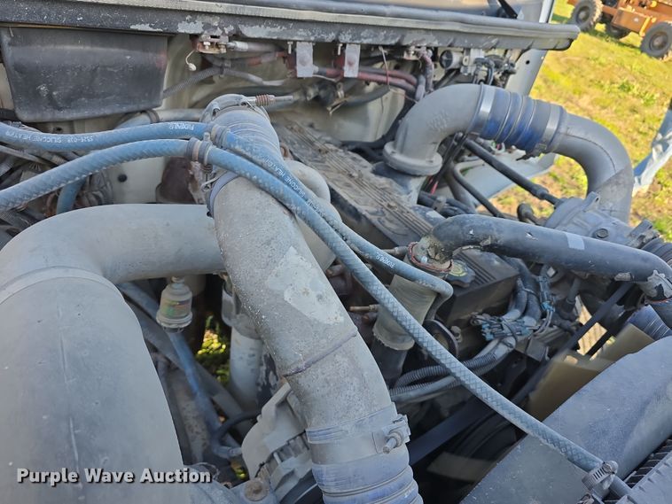 image for item DT6785 2000 Freightliner FL70 semi truck