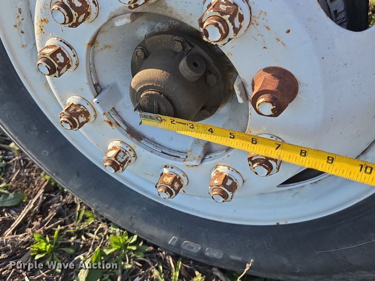 image for item DT6785 2000 Freightliner FL70 semi truck