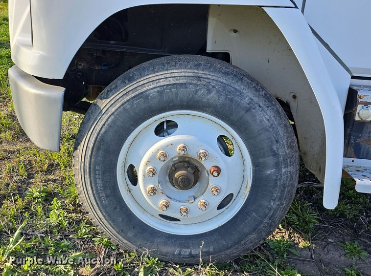 image for item DT6785 2000 Freightliner FL70 semi truck