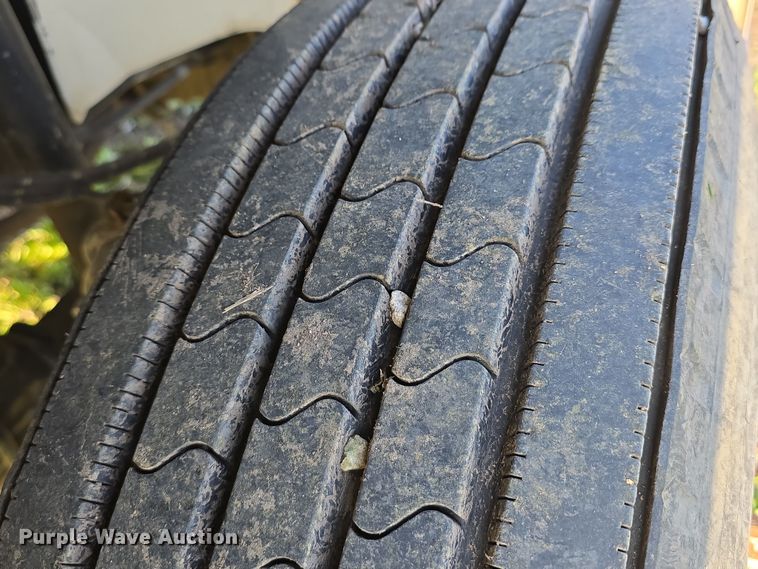 image for item DT6785 2000 Freightliner FL70 semi truck