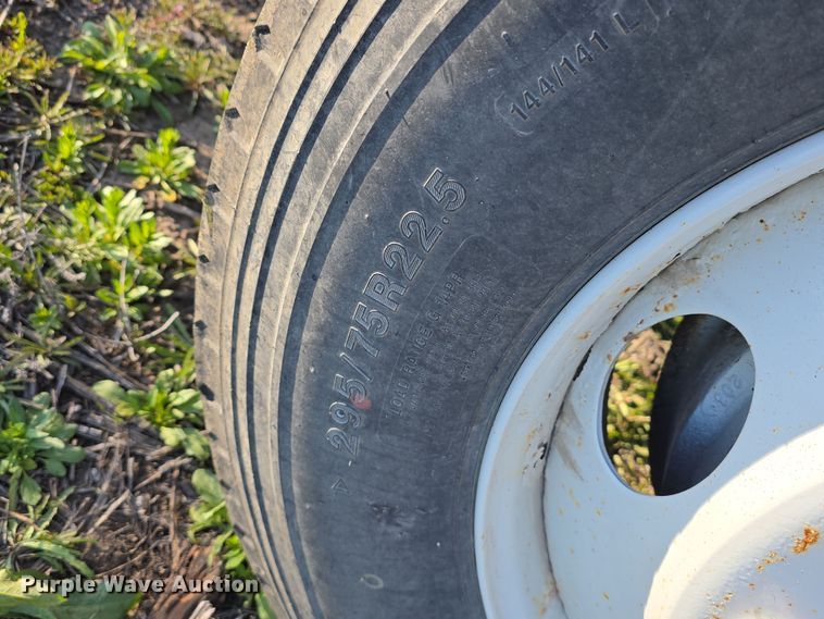 image for item DT6785 2000 Freightliner FL70 semi truck