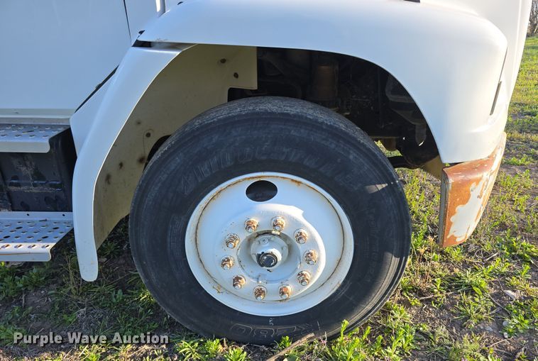 image for item DT6785 2000 Freightliner FL70 semi truck