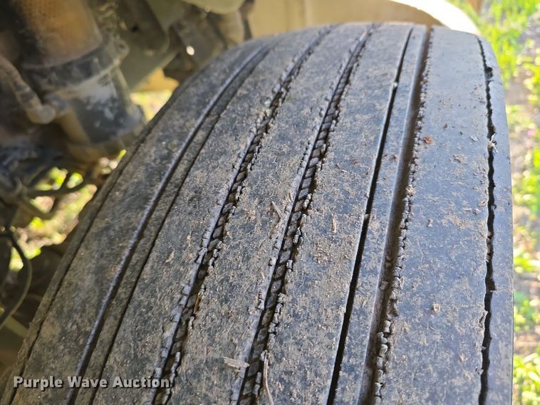 image for item DT6785 2000 Freightliner FL70 semi truck