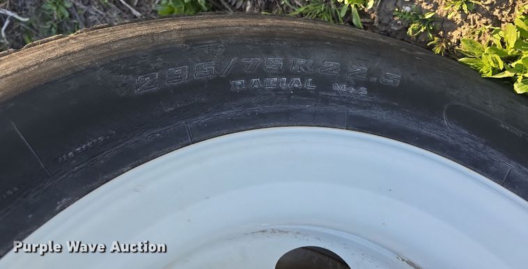 image for item DT6785 2000 Freightliner FL70 semi truck