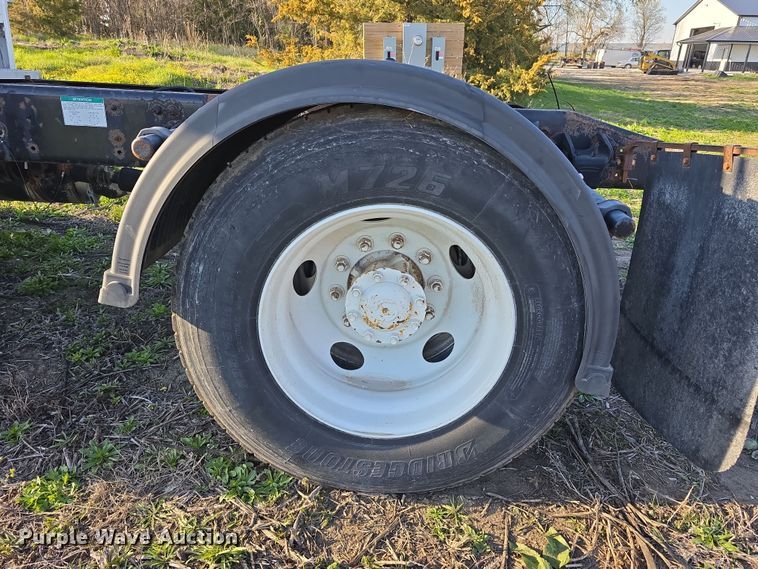 image for item DT6785 2000 Freightliner FL70 semi truck