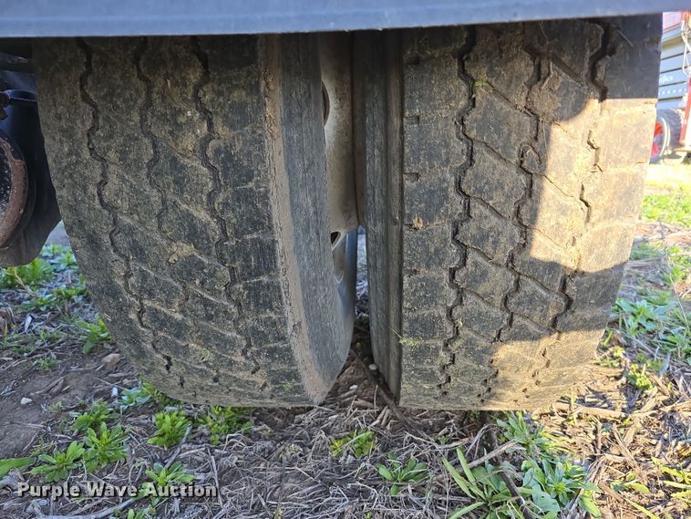 image for item DT6785 2000 Freightliner FL70 semi truck