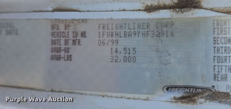 image for item DT6785 2000 Freightliner FL70 semi truck