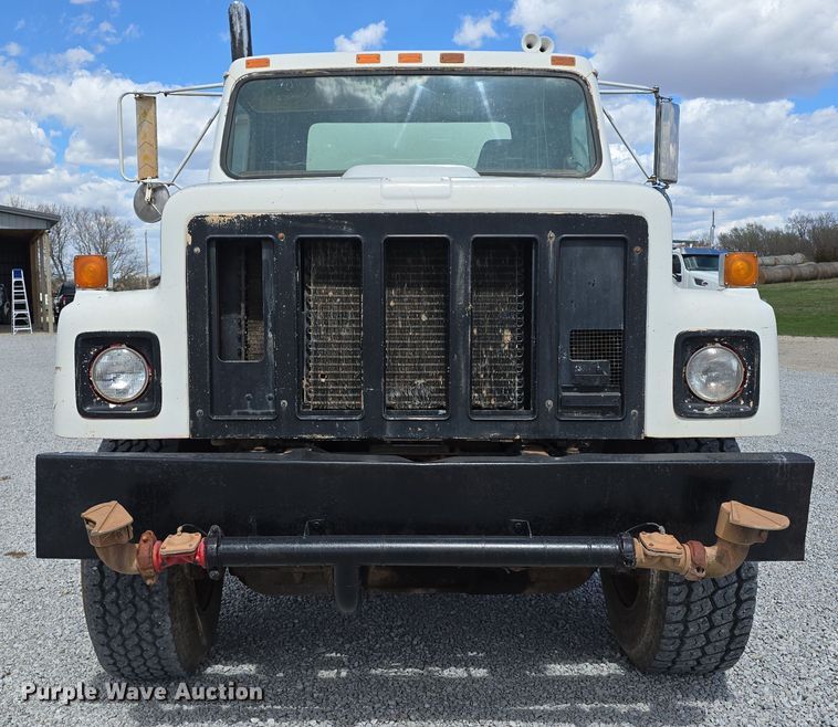 image for item DT6795 1987 International F2574 water truck