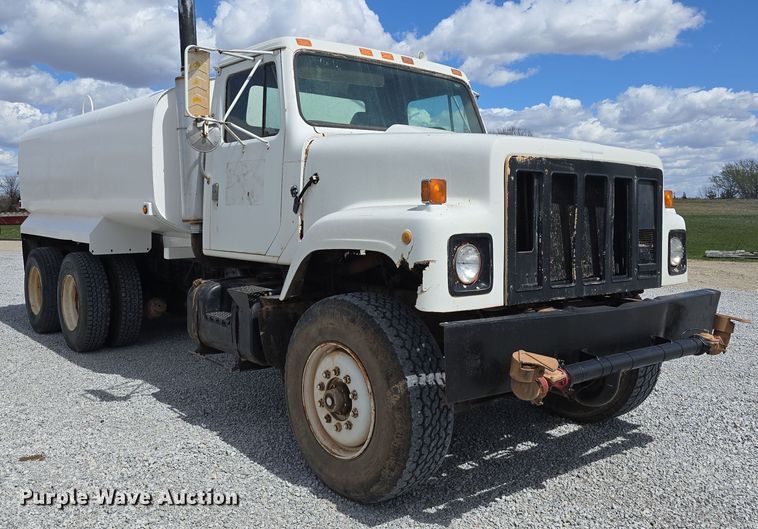 image for item DT6795 1987 International F2574 water truck