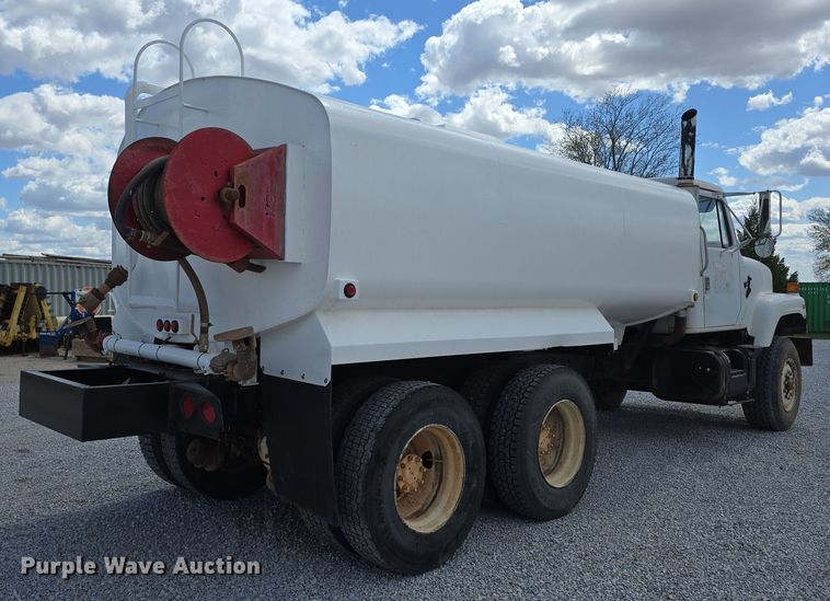 image for item DT6795 1987 International F2574 water truck