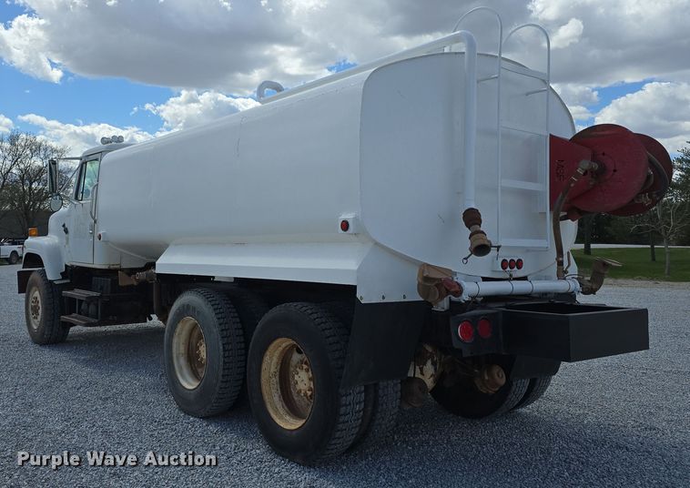 image for item DT6795 1987 International F2574 water truck