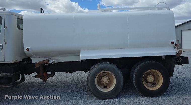 image for item DT6795 1987 International F2574 water truck