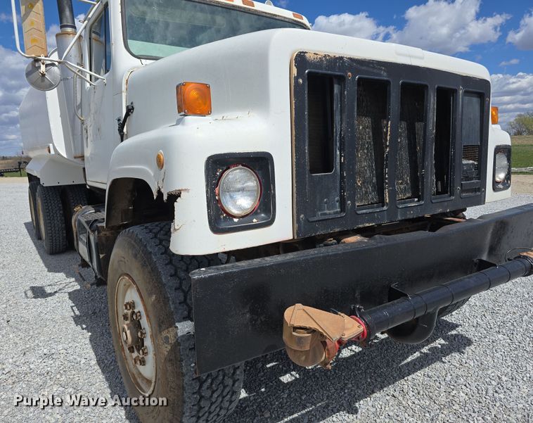 image for item DT6795 1987 International F2574 water truck