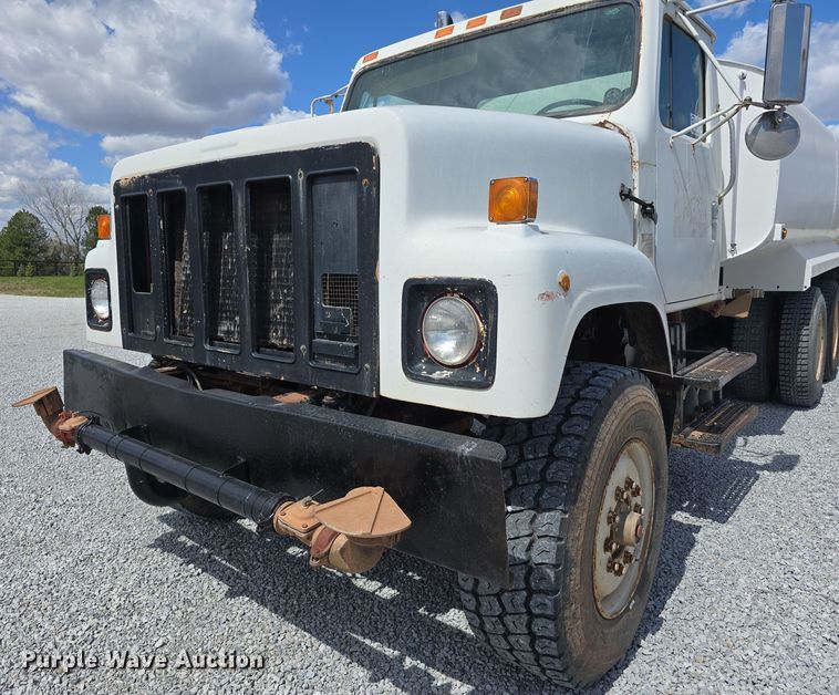 image for item DT6795 1987 International F2574 water truck
